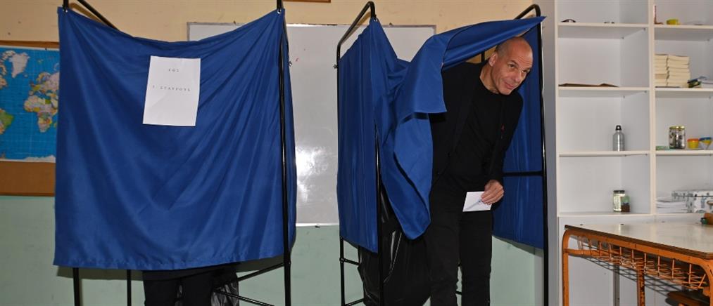 Εκλογές: Ο Βαρουφάκης ψήφισε στο Πέραμα