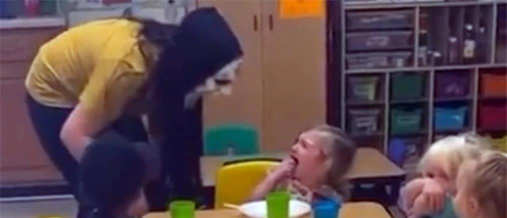 Παιδικός Σταθμός: Δασκάλα φορά μάσκα και τρομοκρατεί παιδιά (βίντεο)