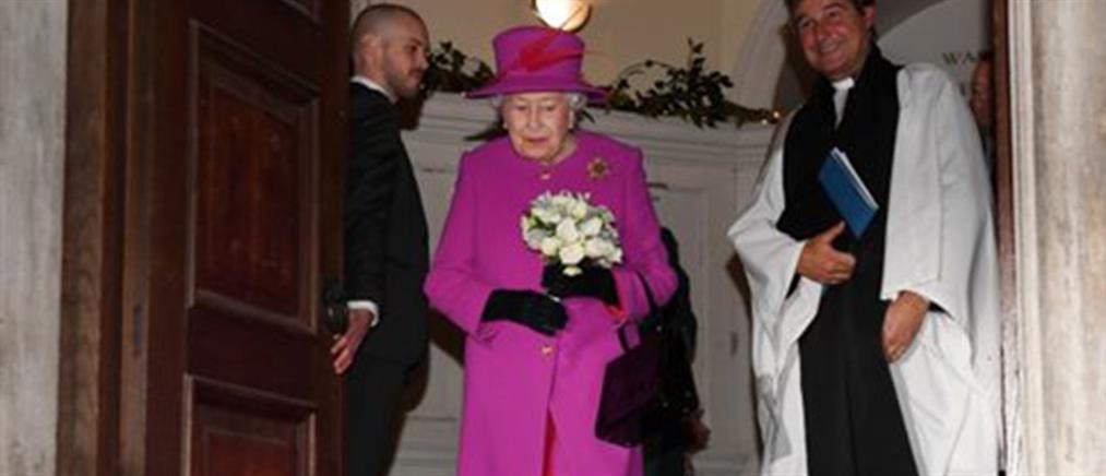 Τι κρύβει στην τσάντα της η βασίλισσα Ελισάβετ