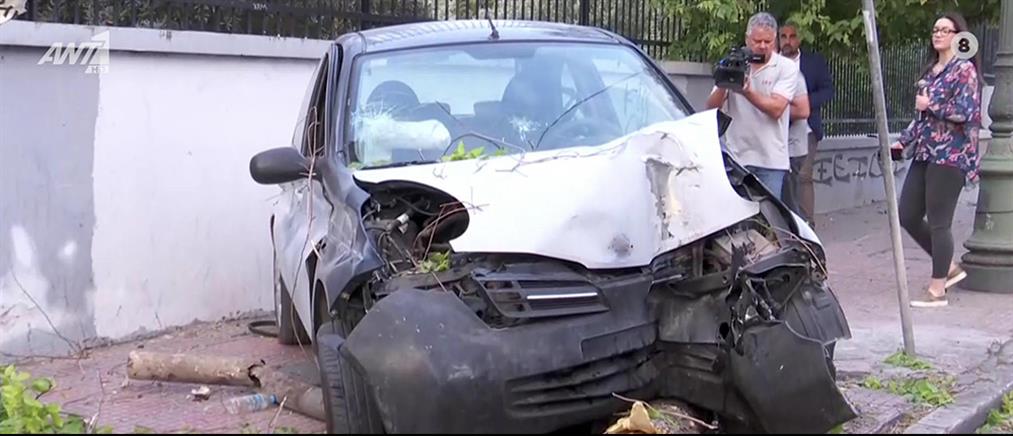 Τροχαίο στην Πειραιώς: Αυτοκίνητο “καρφώθηκε” σε δέντρο μετά από καταδίωξη (εικόνες)