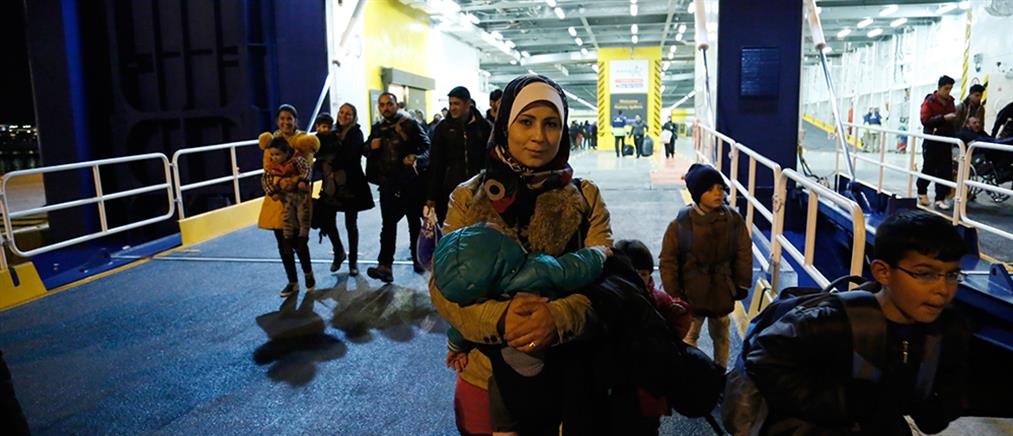 Στο λιμάνι του Πειραιά άλλοι 580 μετανάστες και πρόσφυγες