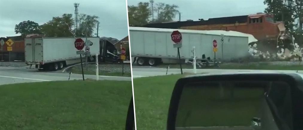 Τρένο κάνει σμπαράλια φορτηγό που κόλλησε στις ράγες (βίντεο)