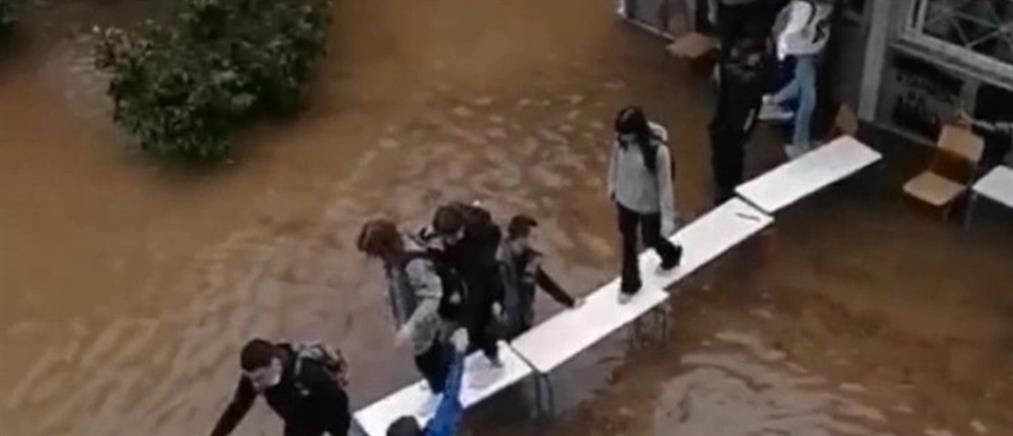 “Μπάλλος”: απεγκλωβισμός μαθητών με “γέφυρα” με θρανία (βίντεο)