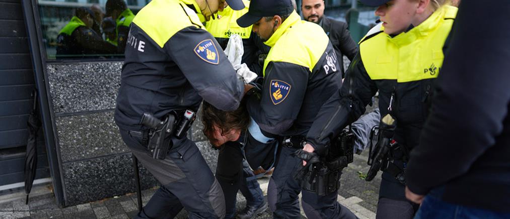 Άμστερνταμ Μακρόν: Η φρουρά του “ακινητοποίησε” διαδηλωτή (βίντεο)