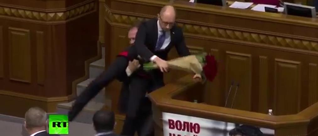 Σηκωτό πήρε τον Πρωθυπουργό της Ουκρανίας βουλευτής από το βήμα της Βουλής (βίντεο)
