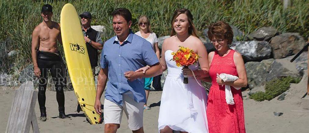 Ημίγυμνο… photobombng από τον Καναδό πρωθυπουργό σε γαμήλια φωτογραφία! (φωτό)