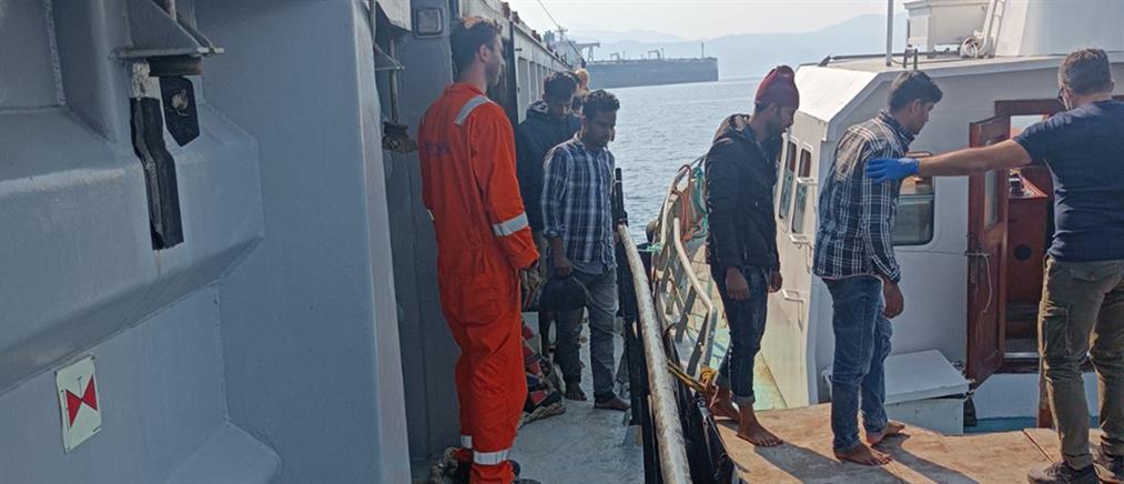 Πύλος: Διάσωση δεκάδων μεταναστών από φορτηγό πλοίο (εικόνες)