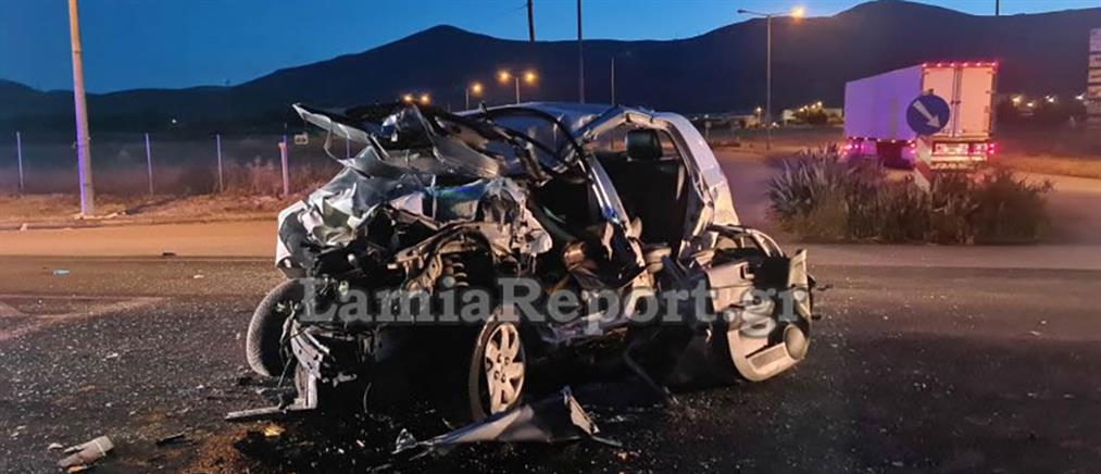 Τροχαίο - Λαμία: αυτοκίνητο “καρφώθηκε” σε νταλίκα - Νεκρός ο οδηγός (βίντεο)