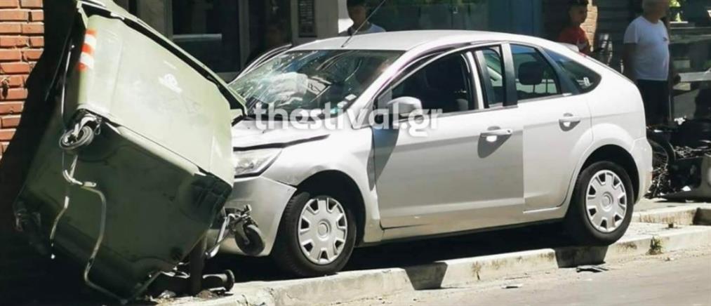 Τροχαίο - Θεσσαλονίκη: Αυτοκίνητο “καβάλησε” πεζοδρόμιο και παρέσυρε μηχανάκια (βίντεο)