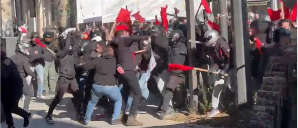 Μη κρατικά πανεπιστήμια - Συλλαλητήριο: “Πλακώθηκαν” για την “κεφαλή” στην πορεία (βίντεο)