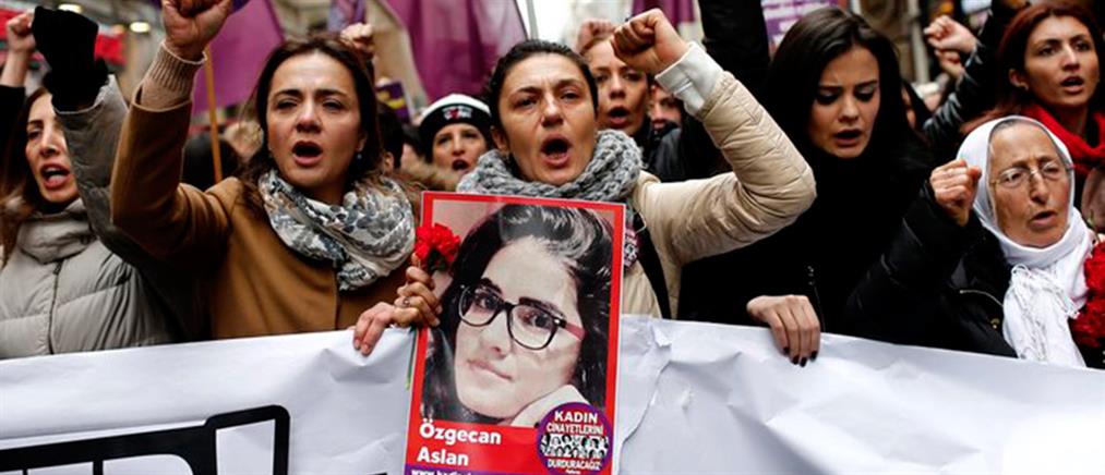 Ο Ερντογάν τα βάζει με γυναίκες που διαδηλώνουν υπέρ θύματος βιασμού και δολοφονίας