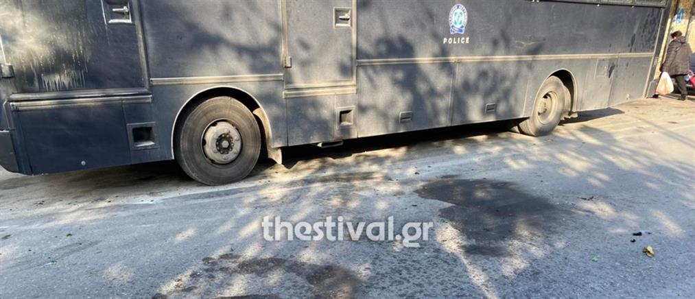 Θεσσαλονίκη: ΜΑΤ δέχθηκαν επίθεση στο κέντρο (βίντεο)