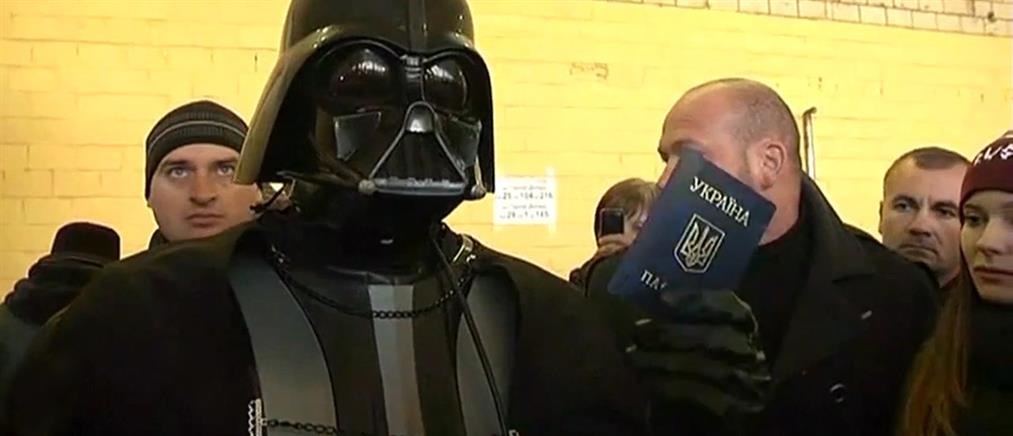 Δεν άφησαν τον… Darth Vader να ψηφίσει στις ουκρανικές εκλογές