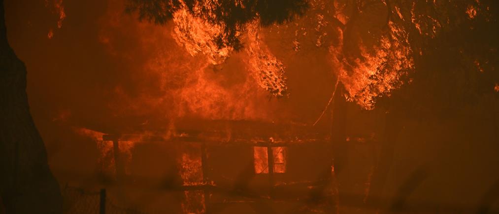 Κόλαση φωτιάς στην Αττική: Πολύ δύσκολη η νύχτα - Φλόγες μέσα σε σπίτια (εικόνες)