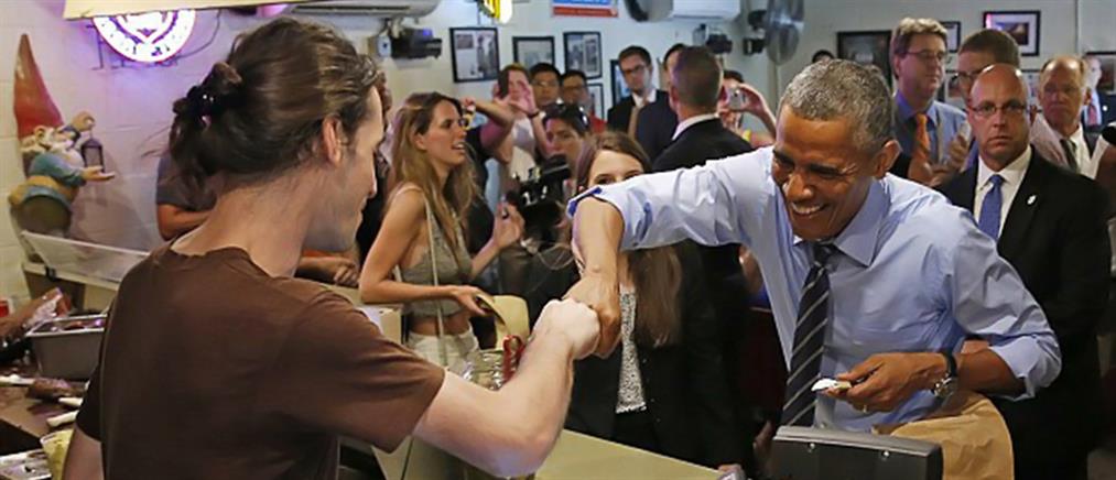 Ο Ομπάμα «έκλεψε» στην σειρά αναμονής σε fast food και δεν είχε αρκετά λεφτά να πληρώσει