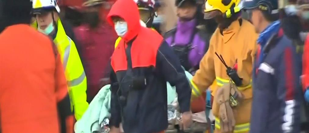 Ταϊβάν: διάσωση 8χρονης που ήταν εγκλωβισμένη 60 ώρες στα ερείπια