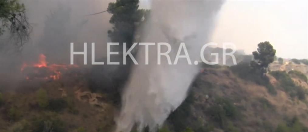 Φωτιά στην Κορινθία: Πυροσβεστικό ελικόπτερο “έλουσε” κάμεραμαν  (βίντεο)