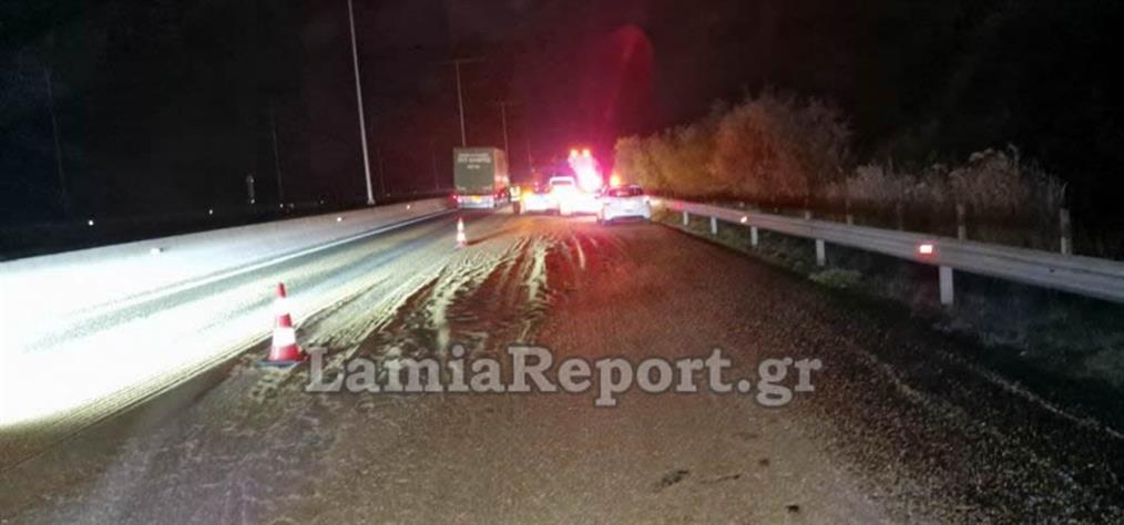 Τροχαίο στην Εθνική: Ο δρόμος γέμισε σιτάρι από ανατροπή φορτηγού (εικόνες)