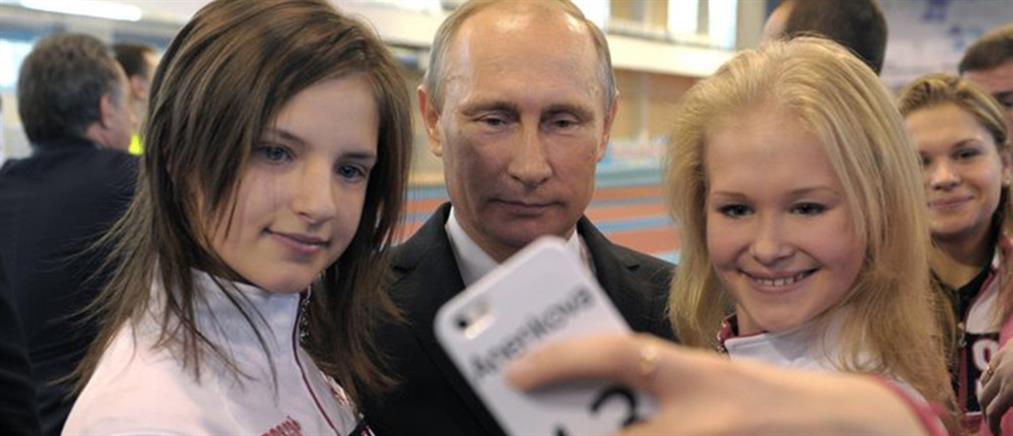 Ο Πούτιν περικυκλωμένος από πανέμορφες νεαρές θαυμάστριες