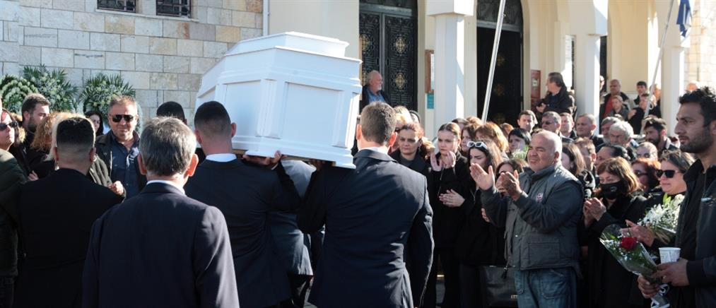 Κηδεία - Μπάμπης Κούτσικος: Θρήνος και αναπάντητα “γιατί;” στο Μεσολόγγι  (εικόνες)