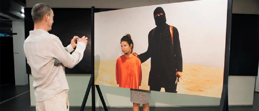 Σάλος με έκθεση τέχνης που βάζει θεατές να ποζάρουν ως θύματα του “Τζιχάντι Τζον”