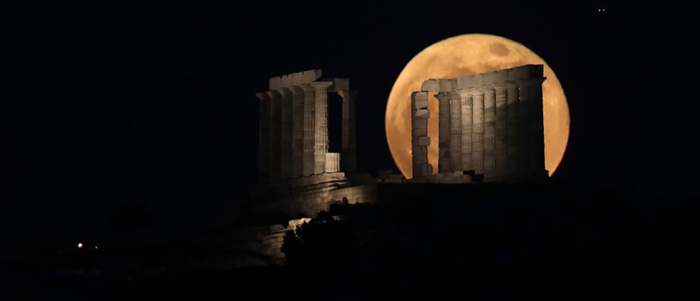 Πανσέληνος και έκλειψη Σελήνης: Μαγεύουν οι εικόνες από το Σούνιο