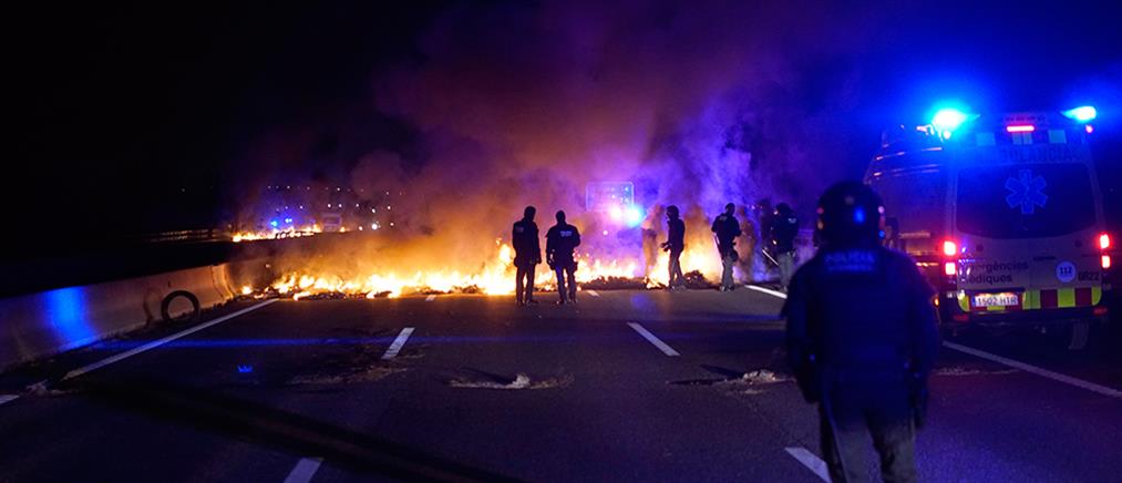 “Μάχες” σώμα με σώμα στην Βαρκελώνη (εικόνες)