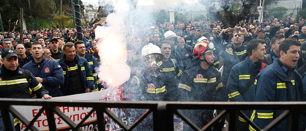 Νέα διαμαρτυρία πυροσβεστών στο υπουργείο Διοικητικής Μεταρρύθμισης