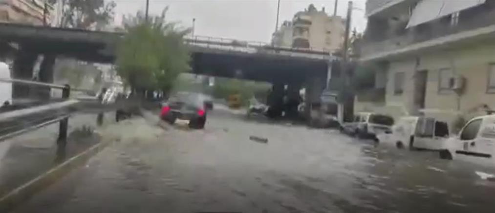 Κακοκαιρία - Αττική: “ποτάμια” οι δρόμοι λόγω της έντονης βροχόπτωσης (βίντεο)