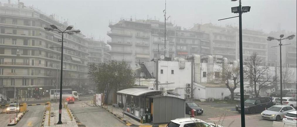 Θεσσαλονίκη: “Εξαφανίστηκε” μέσα στην ομίχλη (εικόνες)