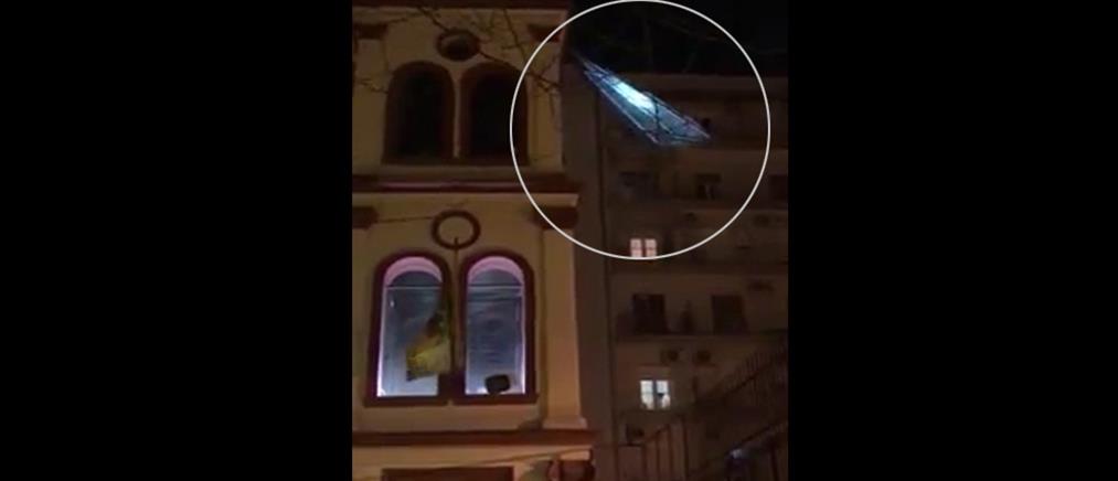 “Μήδεια”: Ο αέρας “πήρε” τη στέγη από εκκλησία (βίντεο)