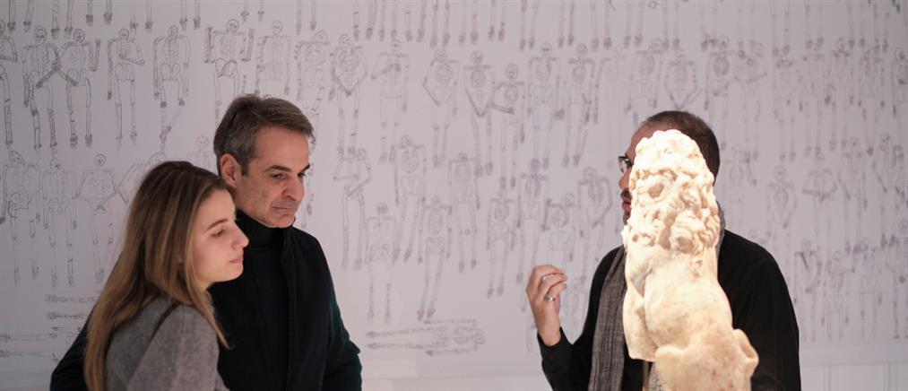 Μητσοτάκης: Με την κόρη του στο Μουσείο Κυκλαδικής Τέχνης (εικόνες)