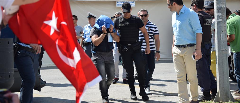 Αυξάνει την πίεση η Τουρκία για τους “8 πραξικοπηματίες”