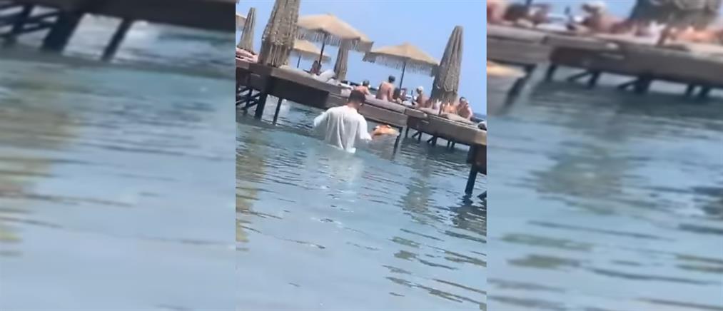 Ρόδος: Πρόστιμα στο beach bar όπου ο σερβιτόρος έφερνε τις παραγγελίες σχεδόν κολυμπώντας