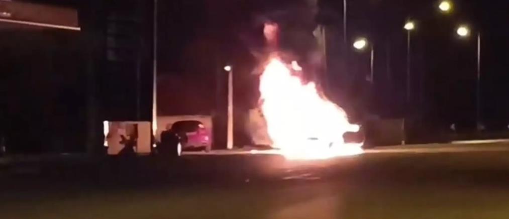 Σέρρες: Φωτιά και εκρήξεις σε αυτοκίνητο στην είσοδο βενζινάδικου (βίντεο)