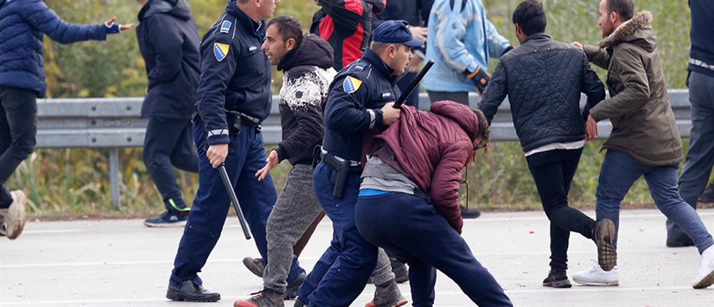 Σοβαρά επεισόδια με πρόσφυγες στα σύνορα Βοσνίας – Κροατίας (εικόνες)