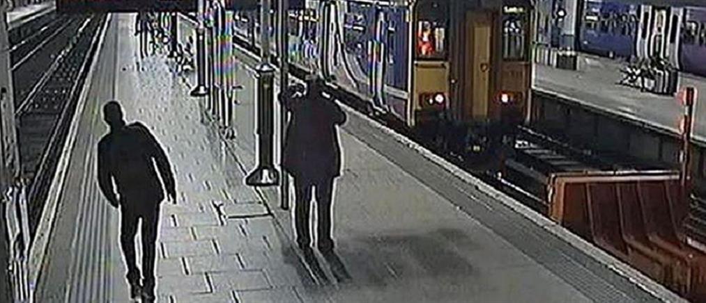 Εικόνες-σοκ από μεθυσμένους που πέφτουν στις ράγες σε σιδηροδρομικό σταθμό (βίντεο)