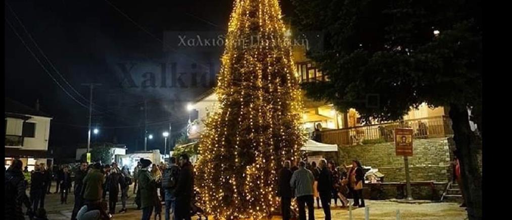 Χαλκιδική: Η φωταγώγηση του πρώτου χριστουγεννιάτικου δέντρου στην Ελλάδα