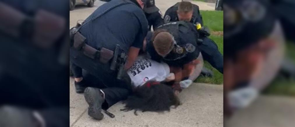 Αστυνομική βία στις ΗΠΑ: μπουνιές στο πρόσωπο ακινητοποιημένου διαδηλωτή (βίντεο)