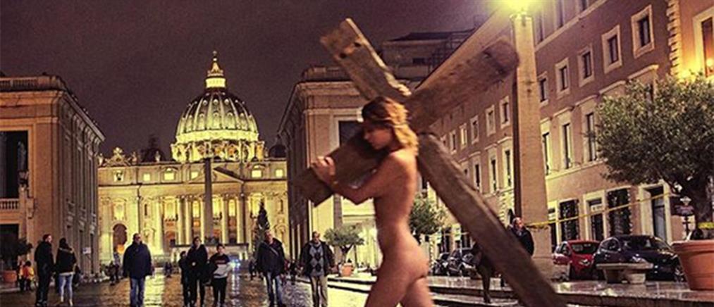 Νέο “χτύπημα” από το προκλητικό μοντέλο: φωτογραφήθηκε γυμνή στο Βατικανό (εικόνες)
