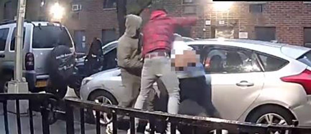 Νέα Υόρκη: Μαχαίρωσαν και λήστεψαν οδηγό στην μέση του δρόμου (βίντεο)