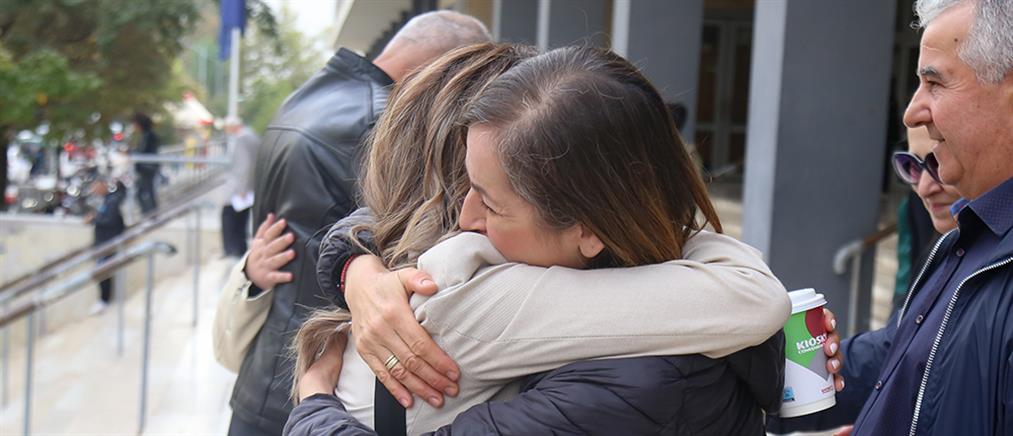 Θεσσαλονίκη: Η μητέρα της Έμμας αγκαλιάζει τη λήπτρια του νεφρού της (βίντεο)