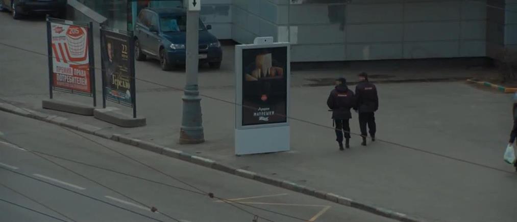 Διαφημιστική πινακίδα κρύβεται όταν πλησιάζουν αστυνομικοί (βίντεο)
