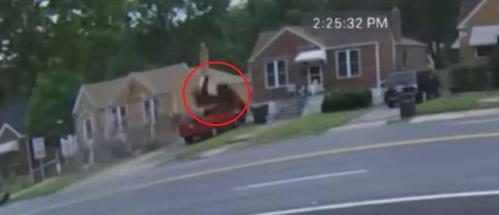 ΗΠΑ - Τροχαίο: αυτοκίνητο “απογειώθηκε” και καρφώθηκε σε σπίτι (βίντεο)