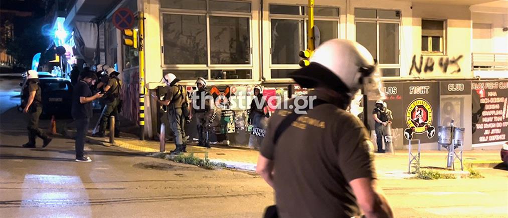 Θεσσαλονίκη: Επίθεση σε αστυνομικούς με πυροτεχνήματα και πέτρες (εικόνες)