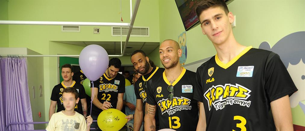 Η ομάδα μπάσκετ της ΑΕΚ στο νοσοκομείο παίδων “Η Αγία Σοφία”