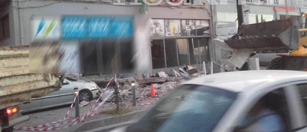 Μπαλκόνι έπεσε σε αυτοκίνητα σταθμευμένα σε πεζοδρόμιο (εικόνες)