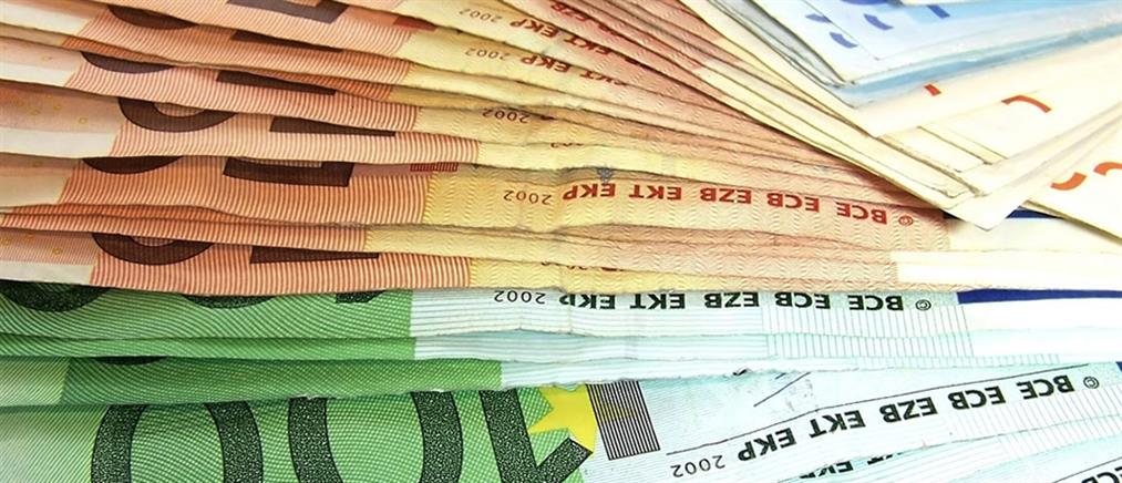 Απάτη: Έπεισαν ηλικιωμένη να βάλει 20000 ευρώ σε κάδο σκουπιδιών