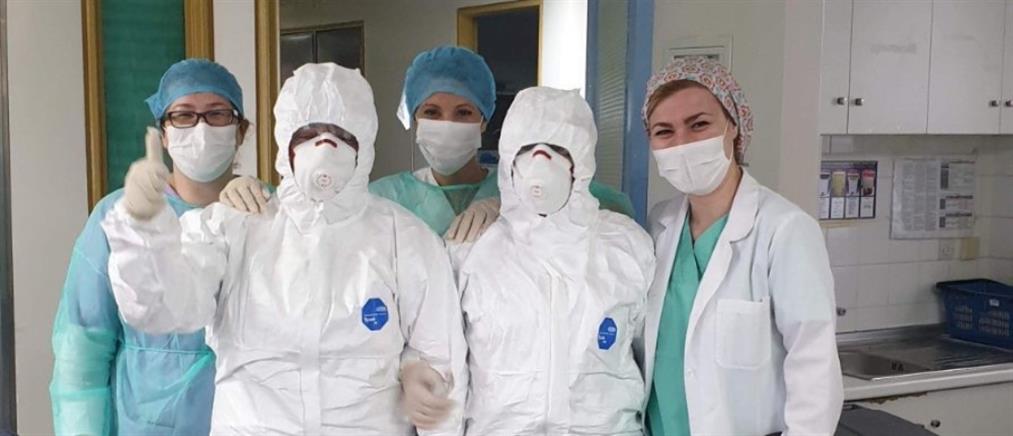 Κορονοϊός: Χαμόγελα στο Μποδοσάκειο για την αποσωλήνωση δυο ασθενών (εικόνες)