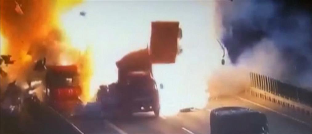 Έκρηξη σε αυτοκινητόδρομο της Κίνας (βίντεο)